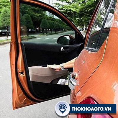 Hướng dẫn cách mở cửa xe ô tô từ bên trong