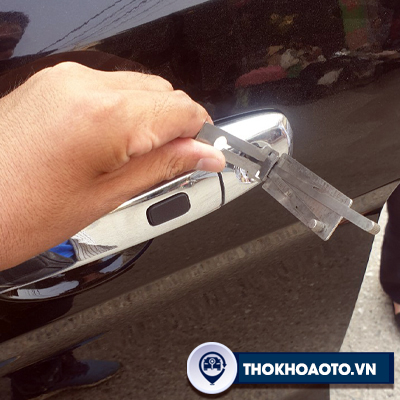cách mở khóa xe hơi