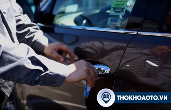 Cách khóa cửa xe ô tô
