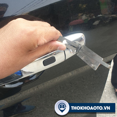cách mở khóa xe hơi khi quên chìa đơn giản