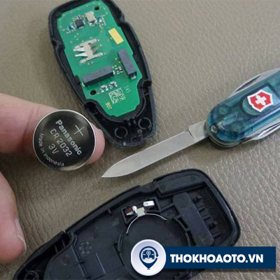 Thay pin chìa khóa ô tô Ford