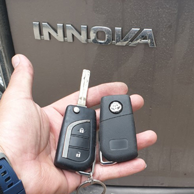 Làm chìa khóa xe innova