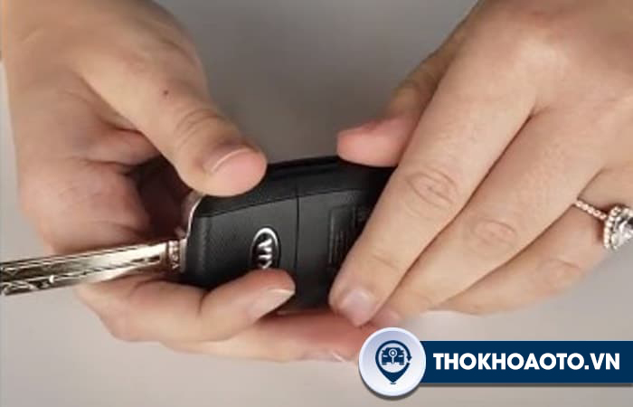 Hướng dẫn thay pin chìa khóa Kia Morning cực nhanh, cực dễ