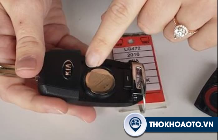 Hướng dẫn thay pin chìa khóa Kia Morning cực nhanh, cực dễ