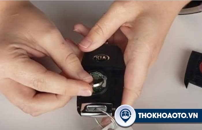 Hướng dẫn thay pin chìa khóa Kia Morning cực nhanh, cực dễ