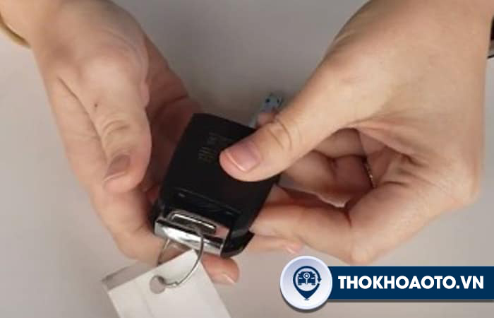 Hướng dẫn thay pin chìa khóa Kia Morning cực nhanh, cực dễ
