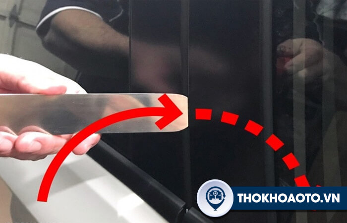 Mở khóa ô tô bằng thanh thép