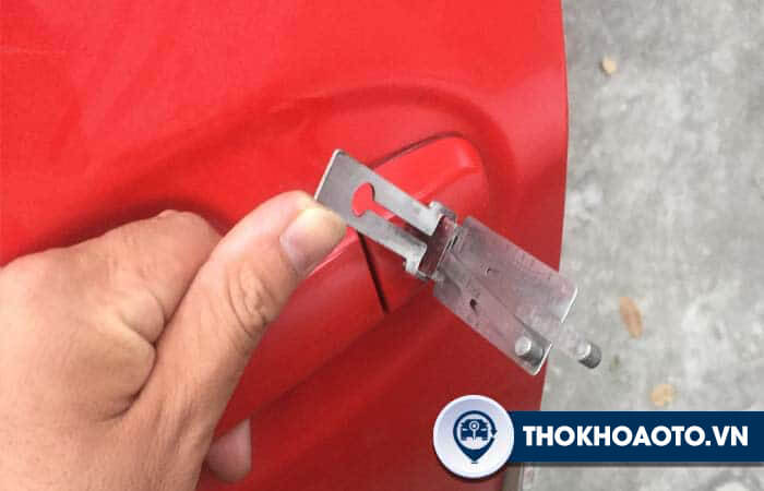 Mở khóa cửa lái xe Yaris