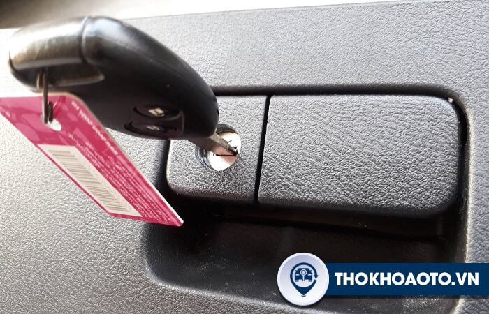 Chế khóa cửa cốp phụ ô tô tại Thợ Khóa Ô Tô