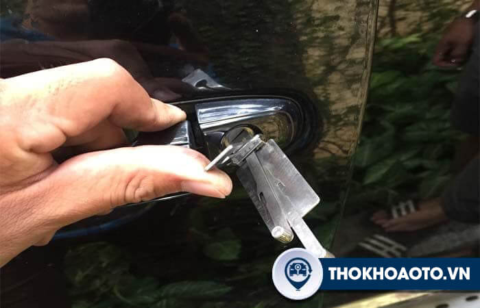 Mở khóa cửa xe Toyota Camry