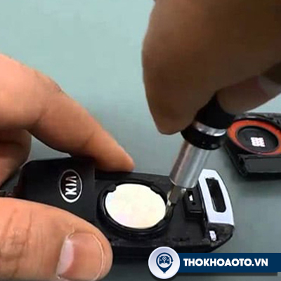 Thay Pin Chìa Khóa Ô Tô