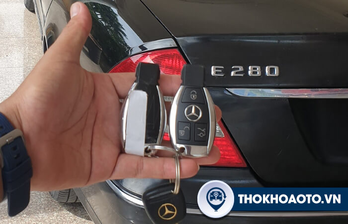 Làm chìa khóa xe Mercedes C300